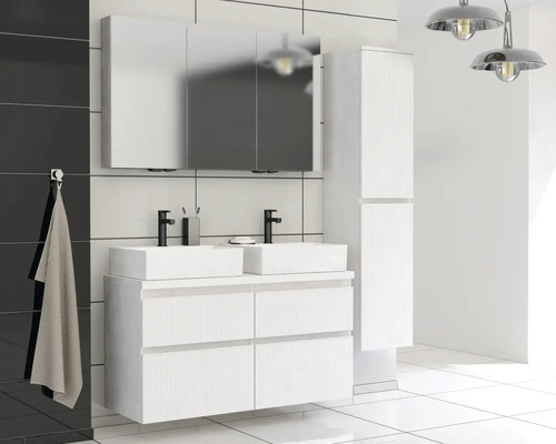 Badkamer met dubbele wastafel, spiegelkast en hoge kast in wit design