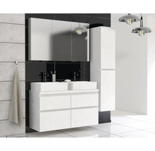 Moderne badkamer met wit wastafelonderkast, twee opzetwastafels, spiegelkast en hoge kast.