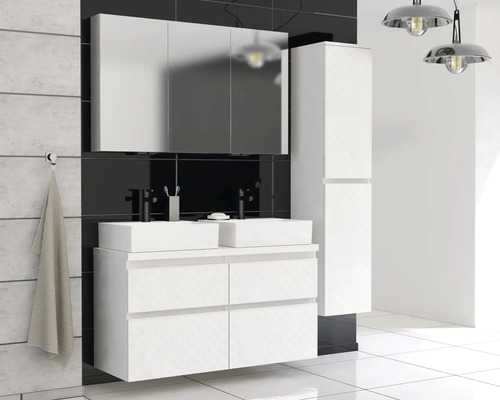 Moderne badkamer met wit wastafelonderkast, twee opzetwastafels, spiegelkast en hoge kast.