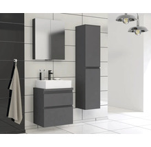 Badkamer met wastafel, spiegelkast en hoge kast in modern design