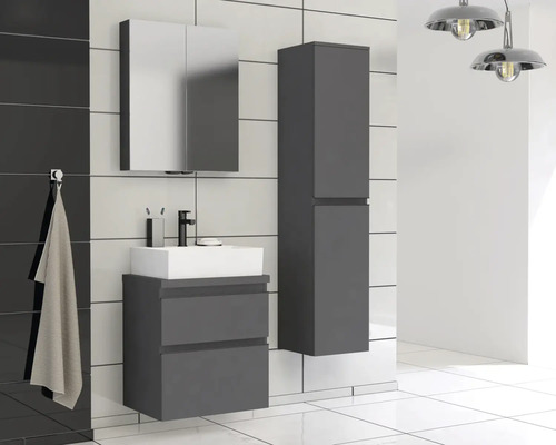 Badkamer met wastafel, spiegelkast en hoge kast in modern design
