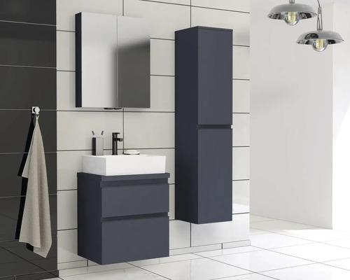 Badkamer met wastafel, spiegelkast en hoge kast in een heldere ruimte