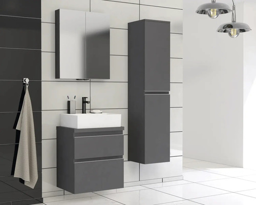 Badkamer met wastafelonderkast, spiegelkast en hoge kast in een modern design.