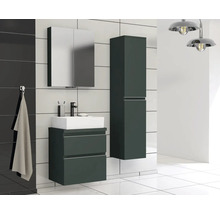 Badkamer met wastafel, spiegelkast en hoge kast voor een georganiseerde sfeer
