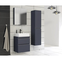 Moderne badkamer met wastafel, spiegelkast en hoge kast