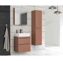 Badkamer met wastafel, spiegelkast en hoge kast