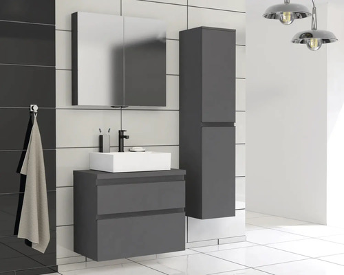 Badkamer met wastafel, spiegelkast en hoge kast