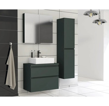 Badkamer met wastafel, onderkast, spiegelkast en hoge kast