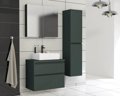 Badkamer met wastafel, onderkast, spiegelkast en hoge kast