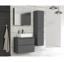 Moderne badkamer met wastafelonderkast, spiegelkast en hoge kast