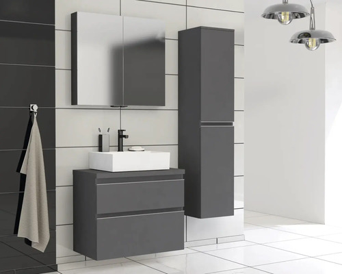 Moderne badkamer met wastafelonderkast, spiegelkast en hoge kast