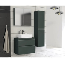 Badkamer met wastafel, spiegelkast en hoge kast