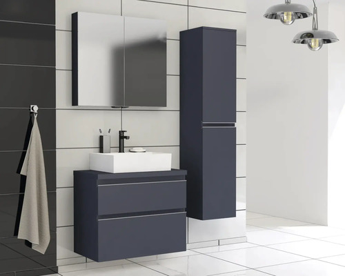 Badkamer met wastafel, spiegelkast en hoge kast in donkere uitvoering