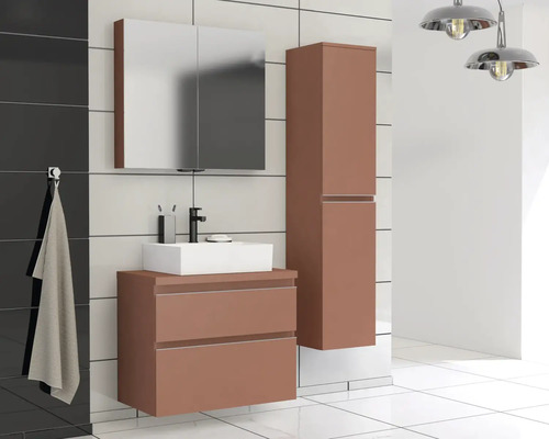 Moderne badkamer met wastafel, spiegelkast en hoge kast in een lichte ruimte