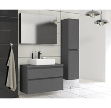 Moderne badkamer met wastafelonderkast, spiegelkast en hoge kast