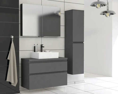 Moderne badkamer met wastafelonderkast, spiegelkast en hoge kast