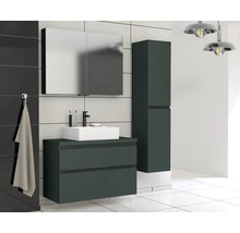 Moderne badkamer met wastafelonderkast, spiegelkast en hoge kast voor een georganiseerde sfeer