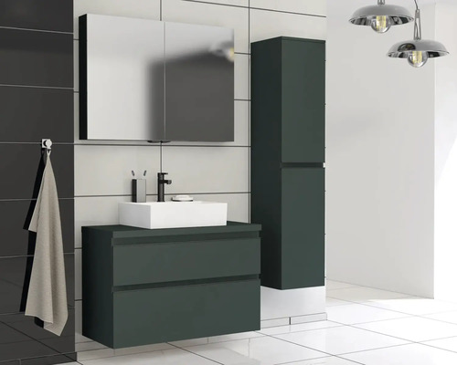 Moderne badkamer met wastafelonderkast, spiegelkast en hoge kast voor een georganiseerde sfeer