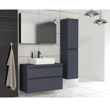 Moderne badkamer met wastafelonderkast, spiegelkast en hoge kast