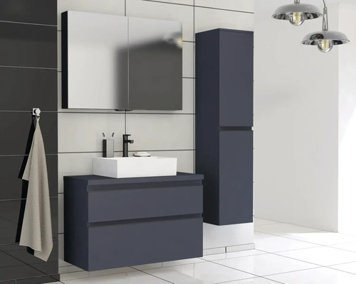 Moderne badkamer met wastafelonderkast, spiegelkast en hoge kast