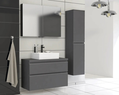 Badkamer met wastafelonderkast, spiegelkast en hoge kast in modern design