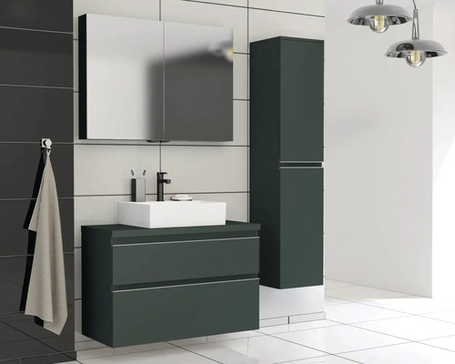 Moderne badkamer met wastafelonderkast, spiegelkast en hoge kast voor een stijlvolle ambiance