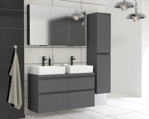 Moderne badkamer met dubbele wastafel, spiegelkast en hoge kast