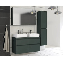 Moderne badkamer met dubbele wastafel, spiegelkast en hoge kast voor een stijlvolle inrichting