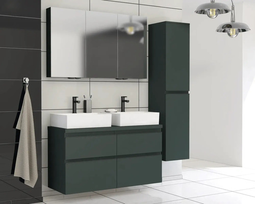 Moderne badkamer met dubbele wastafel, spiegelkast en hoge kast voor een stijlvolle inrichting