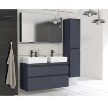 Moderne badkamer met wastafel, spiegel, hoge kast, waskommen en kranen