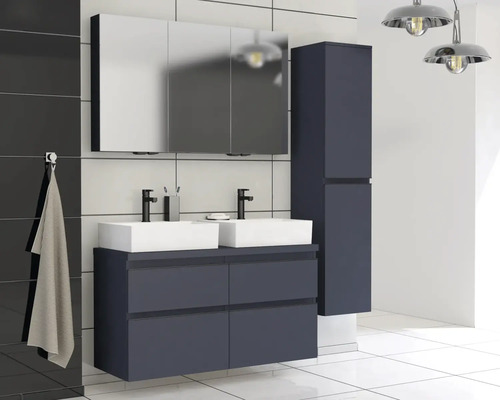 Moderne badkamer met wastafel, spiegel, hoge kast, waskommen en kranen