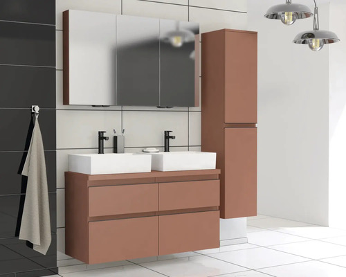 Moderne badkamer met dubbele wastafel, spiegelkast en hoge kast voor een georganiseerde en heldere sfeer.