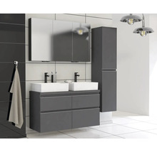Badkamer met dubbele wastafel, spiegelkast en hoge kast in modern design