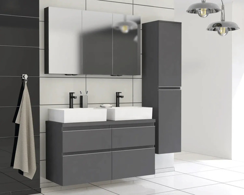 Badkamer met dubbele wastafel, spiegelkast en hoge kast in modern design