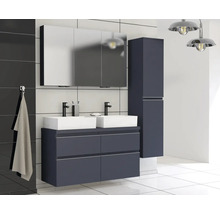 Moderne badkamer met dubbele wastafel, spiegelkast en hoge kast