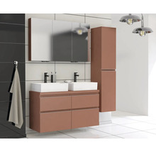 Moderne badkamer met dubbele wastafel, spiegelkast en hoge kast