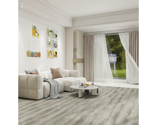 Lichte woonkamer met bank, salontafel, foto''s aan de muur en houten vloer