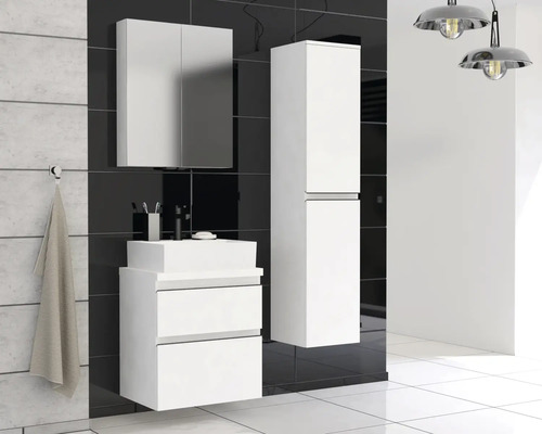 Badkamer met wastafelonderkast, spiegelkast en hoge kast