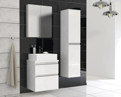 Badkamer met wastafelonderkast, spiegelkast en hoge kast in helder design