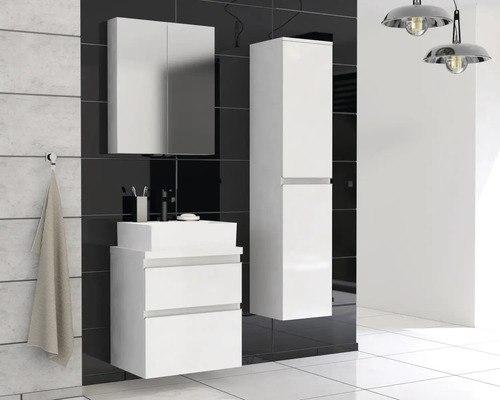 Moderne badkamerset met wastafel, spiegelkast en hoge kast in wit