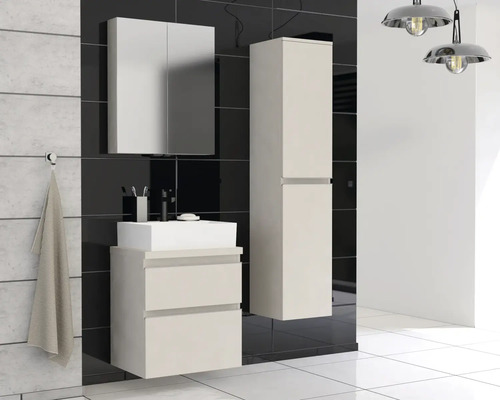 Badkamer met spiegelkast, wastafelonderkast en hoge kast