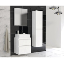 Moderne badkamer met witte wastafelonderkast, spiegelkast en hoge kast tegen een donkere tegelachtergrond