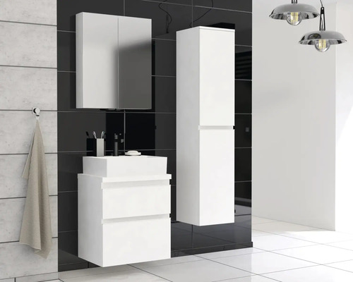 Moderne badkamer met witte wastafelonderkast, spiegelkast en hoge kast tegen een donkere tegelachtergrond