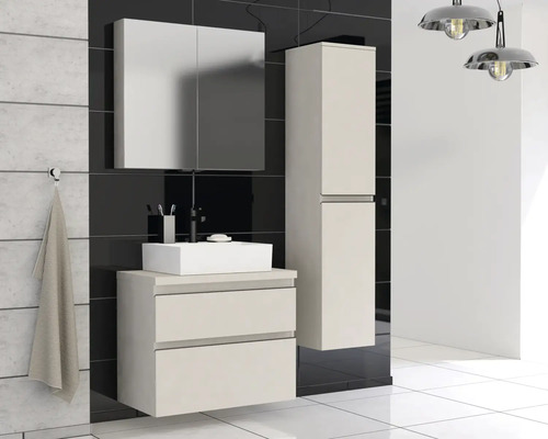 Badkamer met wastafelonderkast, opzetwastafel, spiegelkast en hoge kast