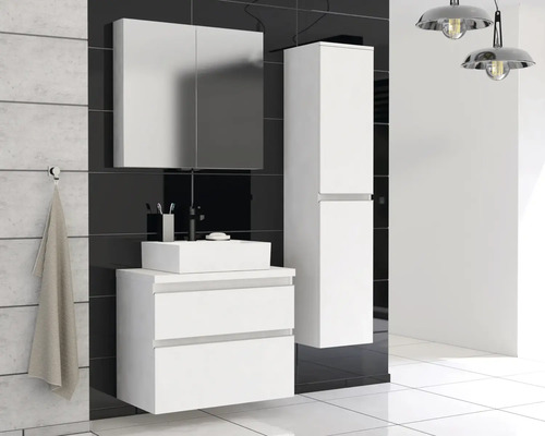 Badkamer met wastafelonderkast, spiegelkast en hoge kast in een heldere en georganiseerde stijl