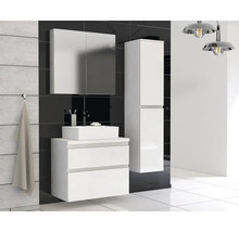 Moderne badkamer met wastafelonderkast, spiegelkast en hoge kast in wit