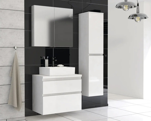 Moderne badkamer met wastafelonderkast, spiegelkast en hoge kast in wit