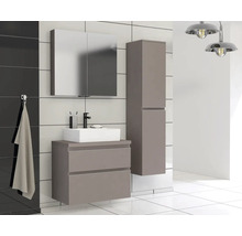 Moderne badkamer met wastafel, spiegelkast en hoge kast