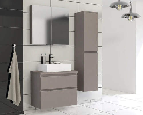 Moderne badkamer met wastafel, spiegelkast en hoge kast