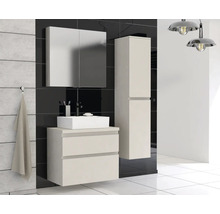 Badkamer met wastafel, spiegelkast en hoge kast